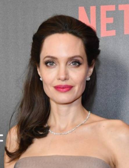 Angelina Jolie dijo que Weinstein le hizo insinuaciones sexuales mientras trabajaban juntos a finales de los años 90. Ella informó que después de rechazarlo, eligió no trabajar con él otra vez y advertir otros sobre su comportamiento. Comentando un artículo del New York Times publicado el martes, dijo: 'Este comportamiento hacia las mujeres en cualquier campo, en cualquier país es inaceptable'.