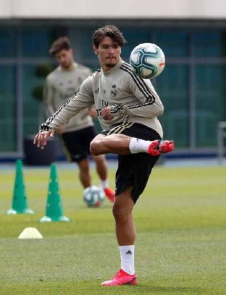 El joven español Brahim Díaz sorprendió con un nuevo look en el entrenamiento de este día.