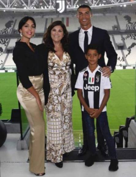 El 16 de julio, Cristiano Ronaldo fue presentado como nuevo jugador de la Juventus y conoció el estadio junto a su madre, pareja y sy hijo mayor.