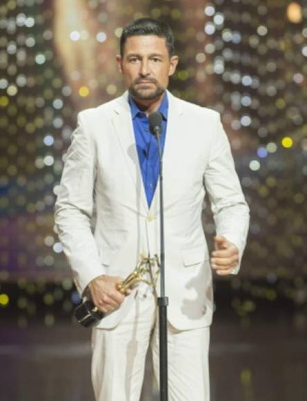 Fernando Colunga recibió el premio al Mejor Villano por su participación en “Pasión y Poder”.