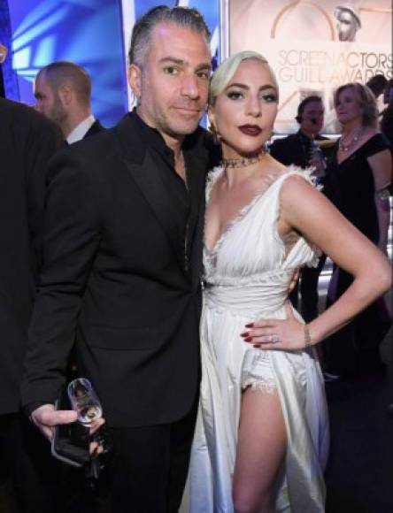 Lady Gaga y Christian Carino<br/><br/>Antes de llegar a encender los Óscar con Bradley Cooper, la cantante rompió su compromiso con el representante Christian Carino, con quien había sido relacionada desde inicios de 2017, después que ella rompiera su compromiso con el actor Taylor Kinney a mediados de 2016.<br/><br/>'Simplemente no funcionó. Las relaciones a veces se acaban', afirmó una fuente a People al confirmar la separación de Gaga y Carino, quienes e iban a casar el verano pasado.