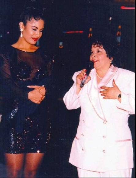 La ex-presidenta de su club de fans, Yolanda Saldivar, asesinó a Selena el 31 de marzo de 1995. Dice que le disparó a la cantante 'sin querer' y que jamás había usado un arma. Selena se reunió con Yolanda porque al parecer le había robado mucho dinero, en ese entonces alrededor de $300 000 dólares. <br/>Saldivar está cumpliendo su condena de 30 años en una cárcel de Texas. <br/>