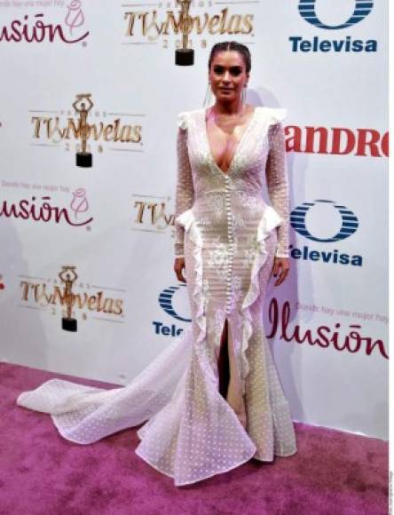 La presentadora mexicana Galiela Montijo exhibió sus curvas en un vestido pegado con cola de sirena y un escote pronunciado.<br/><br/>