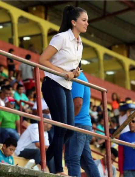 Una guapa aficionada en las gradas del estadio Juan Ramón Brevé de Juticalpa.