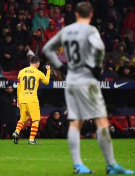 Messi celebrando mientras es observado por Jan Oblak.