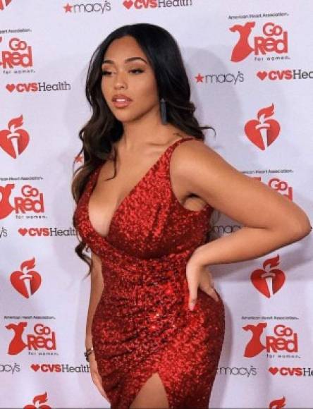 A parte de ser amiga de Kylie Jenner, quien a ayudado a ganar popularidad al incluirla en varias de sus campañas de maquillaje e incluso en productos con su colaboración, Jordyn Woods también es una modelo, recientemente firmó con Curve de Wilhelmina International, su división para modelos de talla grande.<br/>