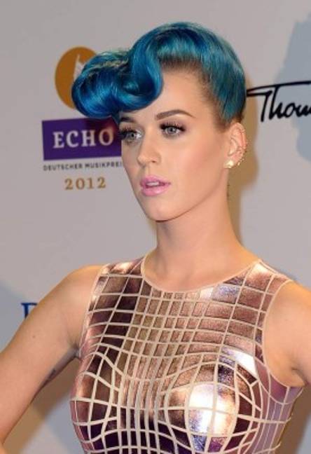 joven katy perry con cabello rubio