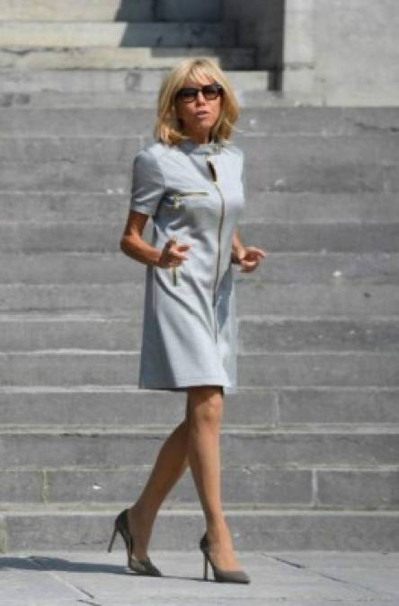 Brigitte Macron se ha hecho famosa por sus minifaldas, algo que ocasiona críticas divididas debido a su edad.<br/>