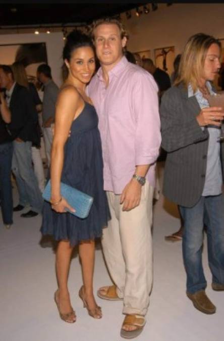 Antes de contraer matrimonio con Harry estuvo casada con el productor Trevor Engelson, del que se divorció al cabo de dos años. MIRA: <a href='https://www.laprensa.hn/fotogalerias/farandula/1178977-411/ex-novios-de-meghan-markle-antes-de-harry?i=1' style='color:red;text-decoration:underline' target='_blank'>Los ex novios de Meghan Markle antes de Harry</a>