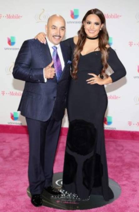 En mayo, Lupillo Rivera presentó una demanda de divorcio contra su esposa Mayeli, tras 12 años de matrimonio, en la que alegó diferencias irreconciliables.<br/><br/>La pareja contrajo matrimonio el 29 de abril de 2006 y, según los documentos presentados ante el tribunal, se separaron el 20 de abril.