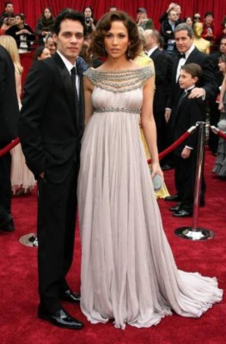 2007- Marchesa<br/><br/>Para la 79 alfombra roja de los Óscar la entonces esposa de Marc Anthony volvió a decantar por un vestido menos polémico.<br/>