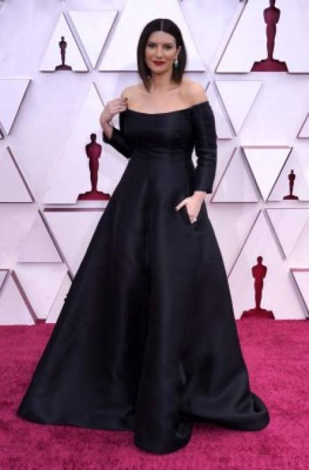 La cantante italiana Laura Pausini pisó por primera vez una gala de los Óscar y también brilló con un impresionante vestido negro, pero además por la fuerza de las joyas que lucía, también de Bulgari.<br/>