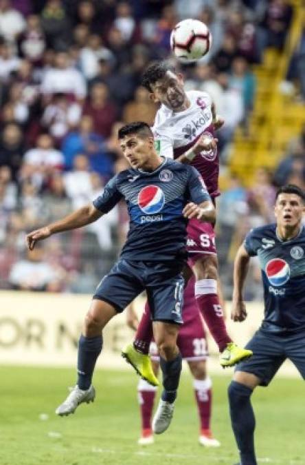 Michael Barrantes le gana el balón por lo alto a Matías Galvaliz.