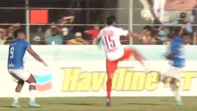 Victoria- Olimpia: André Orellana y la brutal falta que provocó su expulsión