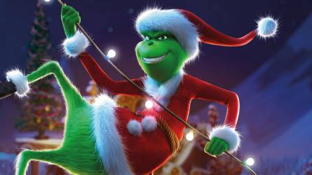 ”The Grinch”, película lanzada en 2018, narra la historia del reconocido personaje el “Grinch”, un cínico cascarrabias que se propone robar la Navidad a los habitantes de Whoville haciéndose pasar por Santa Claus. Sin embargo, el desbordante espíritu navideño de una niña le hace cambiar de opinión. Recaudó 512.8 millones de dólares y tuvo un presupuesto de 75.