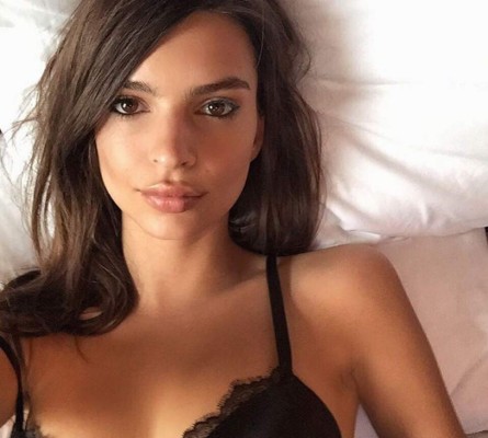La supermodelo Emily Ratajkowski se quita la ropa en Instagram
