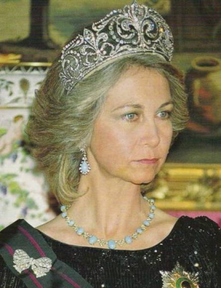 La primera vez que la reina Sofía lució la famosa tiara fue el mes de marzo de 1983 con motivo de una visita de estado de los reyes suecos.