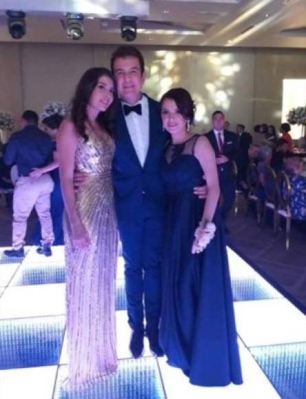 Salvador Nasralla e Iroshka Elvir junto a una de las amigas de Karen Torres, esposa de Carlo Costly.