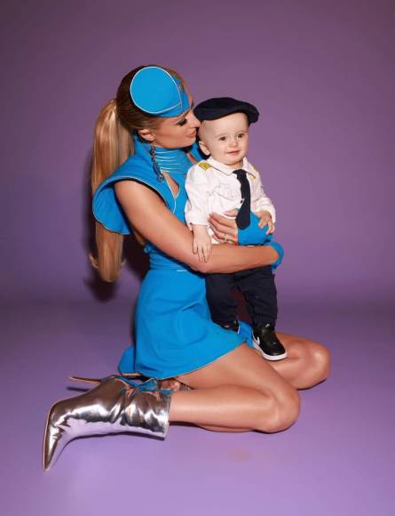 El pequeño Phoenix tenía un disfraz a juego con su madre, ya que él estaba vestido de piloto aéreo y Paris Hilton de azafata. 