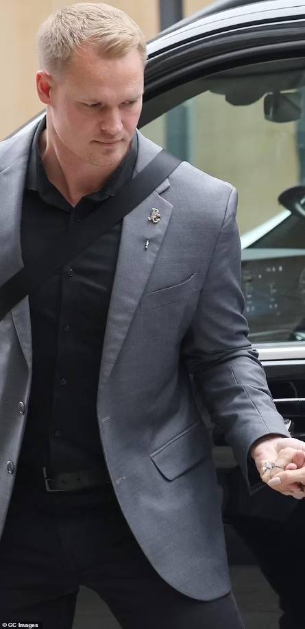 Por supuesto, tras la disfusión de las fotos de JLo con el rubio joven, sus fans creen que la estrella está en la vía rápida para ponerse romántica con su apuesto guardia de seguridad.