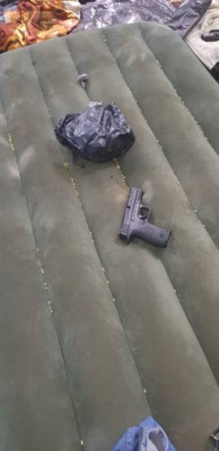 Los pandilleros al ver que llegaban los agentes comenzaron a disparar. Esta pistola y otras son parte de las evidencias que tienen para poder iniciarles un proceso.