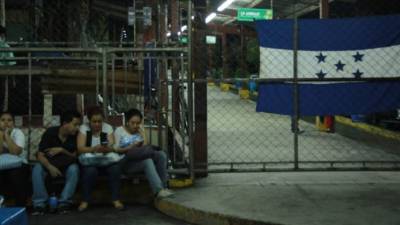 Los jóvenes sacaron a los estudiantes de sus clases.