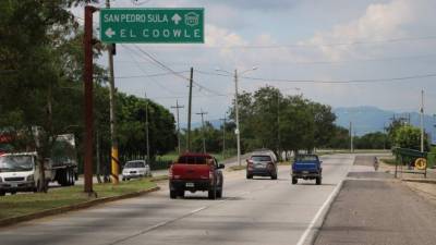 En este lugar de la autopista entre El Progreso y La Lima se instalarán las casetas de peaje. Fotos: Efraín V. Molina.