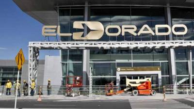 Entrada principal a la terminal del aeropuerto de la capital colombiana.