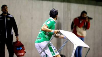 Sebastián Abreu perdió la cabeza al lanzarle la mesa a su afición. FOTO Xpressmedia