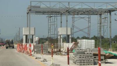 La estación ubicada en la autopista a San Pedro Sula, en el municipio de San Manuel, Cortés, se queda en ese lugar. La obra tiene varias semanas de estar parada. Foto: Efraín Molina