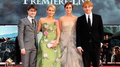 La escritora J.K. Rowling en una imagen de archivo con el elenco original de la saga de “Harry Potter”.