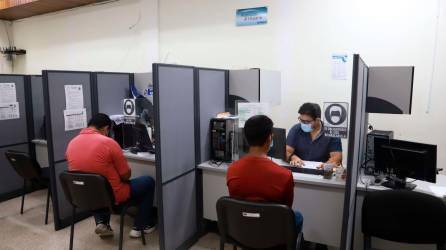 Los trabajadores de establecimientos financieros que laboren en una empresa de tamaño de 151 empleados en adelante tendrán un salario de 16,856.24.