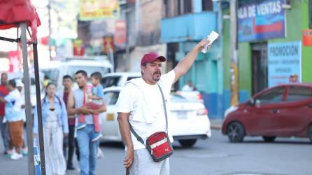 Los revendedores se encuentran por todo el perímetro de las cercanías del Estadio Nacional.