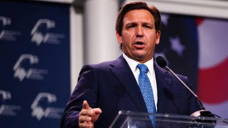 El gobernador Ron DeSantis impulsó una polémica ley antiinmigrante en Florida.