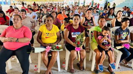 Unas 375 mujeres de Nueva Arcadia celebraron previo al Día de la Mujer en el Estadio Infantil de la ciudad de La Entrada, en el occidente de Honduras.