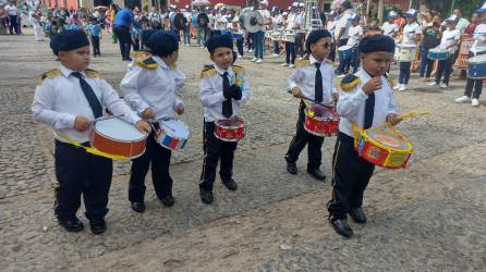 Los menores, los pequeños estudiantes de al menos 20 kínderes de Comayagua desfilaron este martes rindiendo tributo a la patria en víspera de que se cumplan los 202 años de independencia.