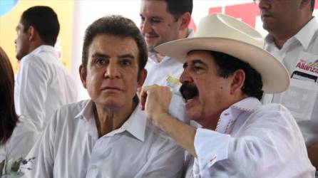 Salvador Nasralla y Mel Zelaya durante un mitin político.