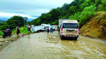 <b>El tramo carretero aledaño al río Otuta, en la vía a Copán Ruinas, está socavado y amenaza con incomunicar la aduana El Florido; en El Metal se interrumpe el paso por atascaderos.</b>