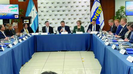 <b>Funcionarios de Estados Unidos durante su reunión con el sector empresarial hondureño.</b>