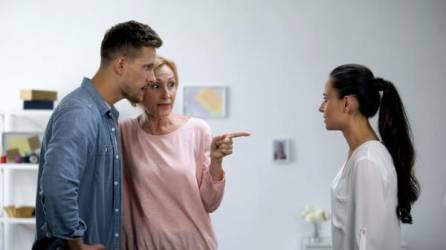 El hombre debe mantener un espacio prudente entre su madre y esposa, ya que no siempre estarán de acuerdo y ambas pueden sentir celos, una de la otra.