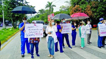 Un grupo de médicos durante la protesta realizada ayer frente al Mario Rivas.