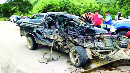 El camión habría quedado sin frenos en la pendiente y chocó con un pick up, luego cayó a una hondonada.