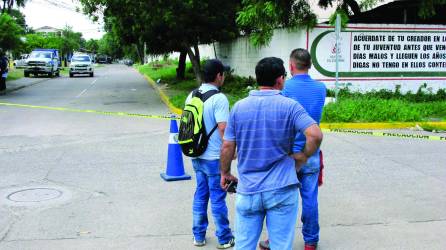 Familiares que llegaron a la escena lamentaron la muerte del sampedrano.