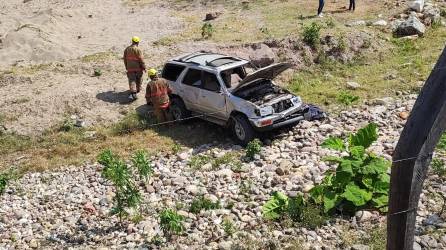 El vehículo se despistó y dio vueltas en hondonada.