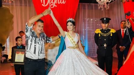 El alcalde de Santa Rosa de Copán, Aníbal Erazo Alvarado, alzó la mano de la Reina de la Feria, Digna Concepción Mejía luego de ser coronada en el parque central La Libertad