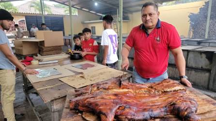 Don Rafael Peña prepara hoy unos 1,000 cerdos horneados con un estilo único en Copán.