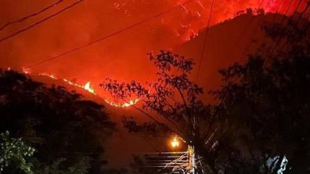 Cordillera de El Merendón en llamas.