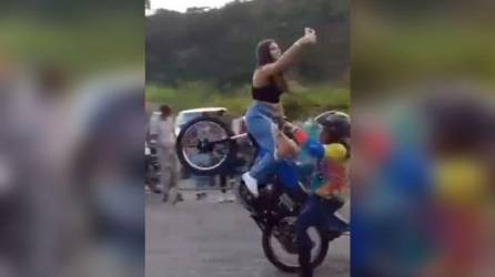 Video: Joven se cae de una moto tras hacer un caballito