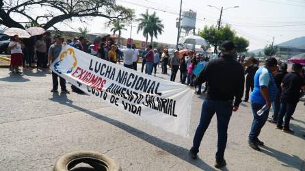 Empleados del Ministerio Público se tomaron un carril del bulevar del sur de San Pedro Sula.