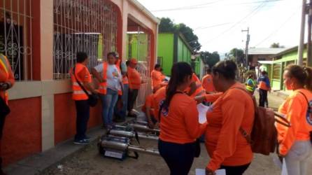 Personal de Copeco y la Municipalidad fumigaron ayer en Chamelecón y Barandillas.